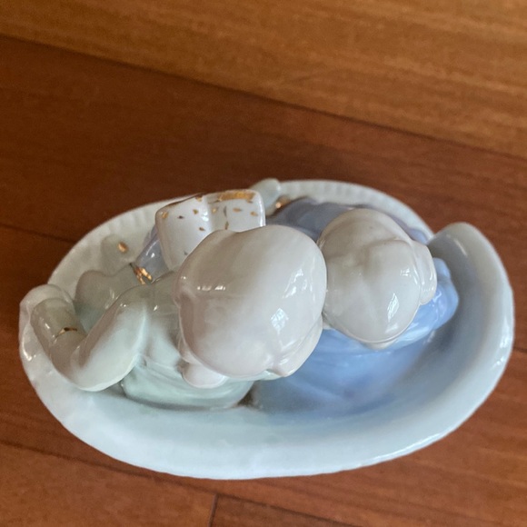 Vintage Colonial Porcelain 80’s Blue & White Couple Figurine Sitting on Sofa - Picture 7 of 15